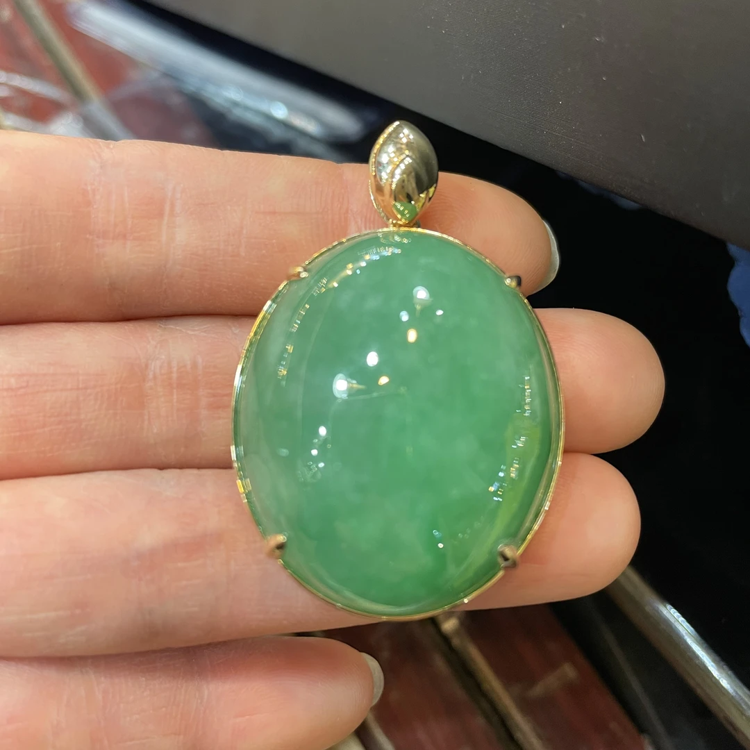 18 K金镶嵌缅甸的翡翠大绿旦吊坠尺寸33.5、28.2、15.3