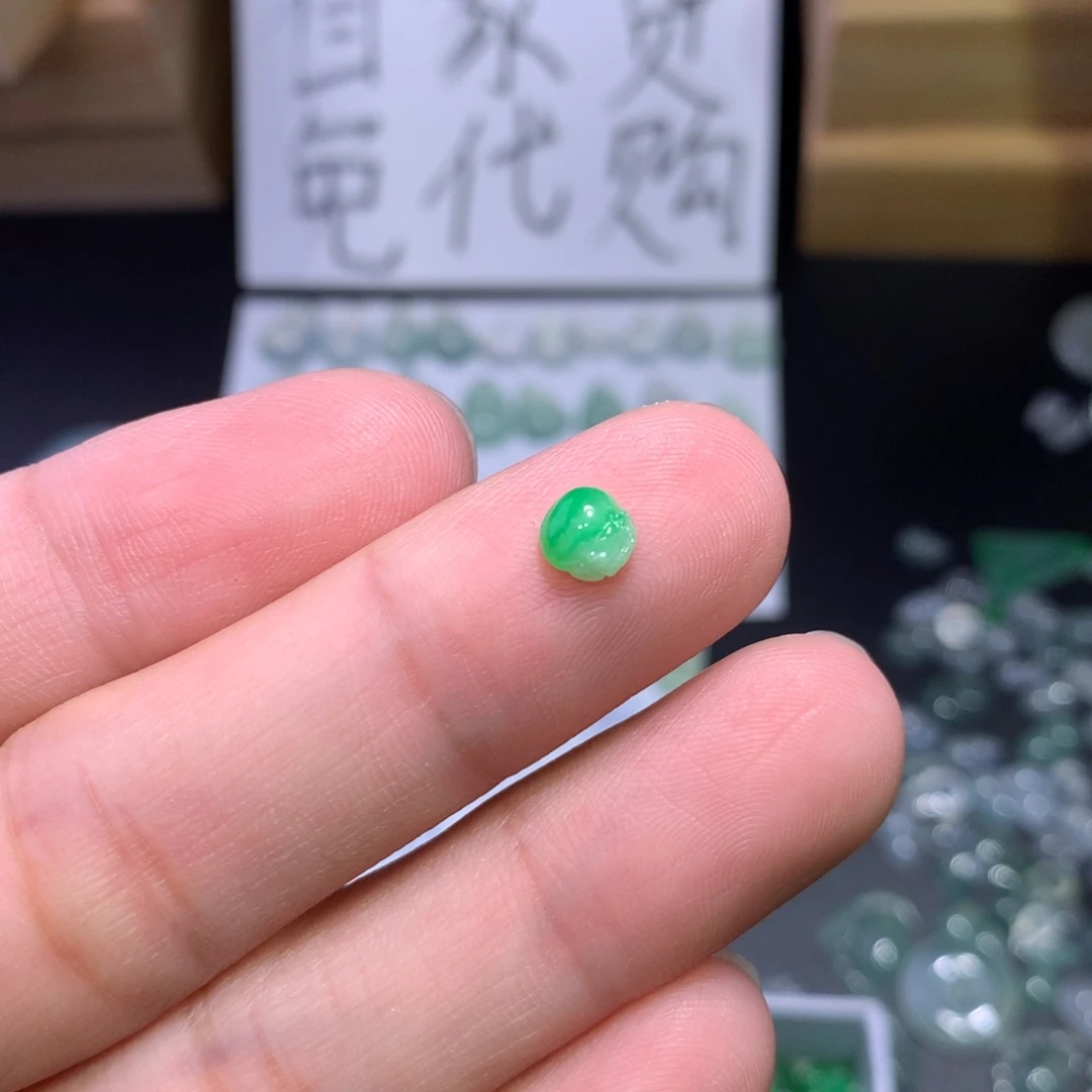 翡翠未镶嵌颈饰金蟾