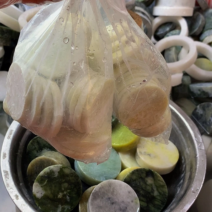 蛇纹石玉未镶嵌珠宝半成品圆*哥