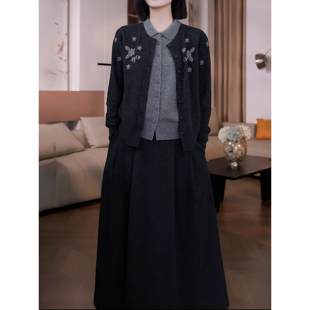 时尚洋气通勤百搭套装2025冬季新款小众绣花假两件针织衫+半身裙