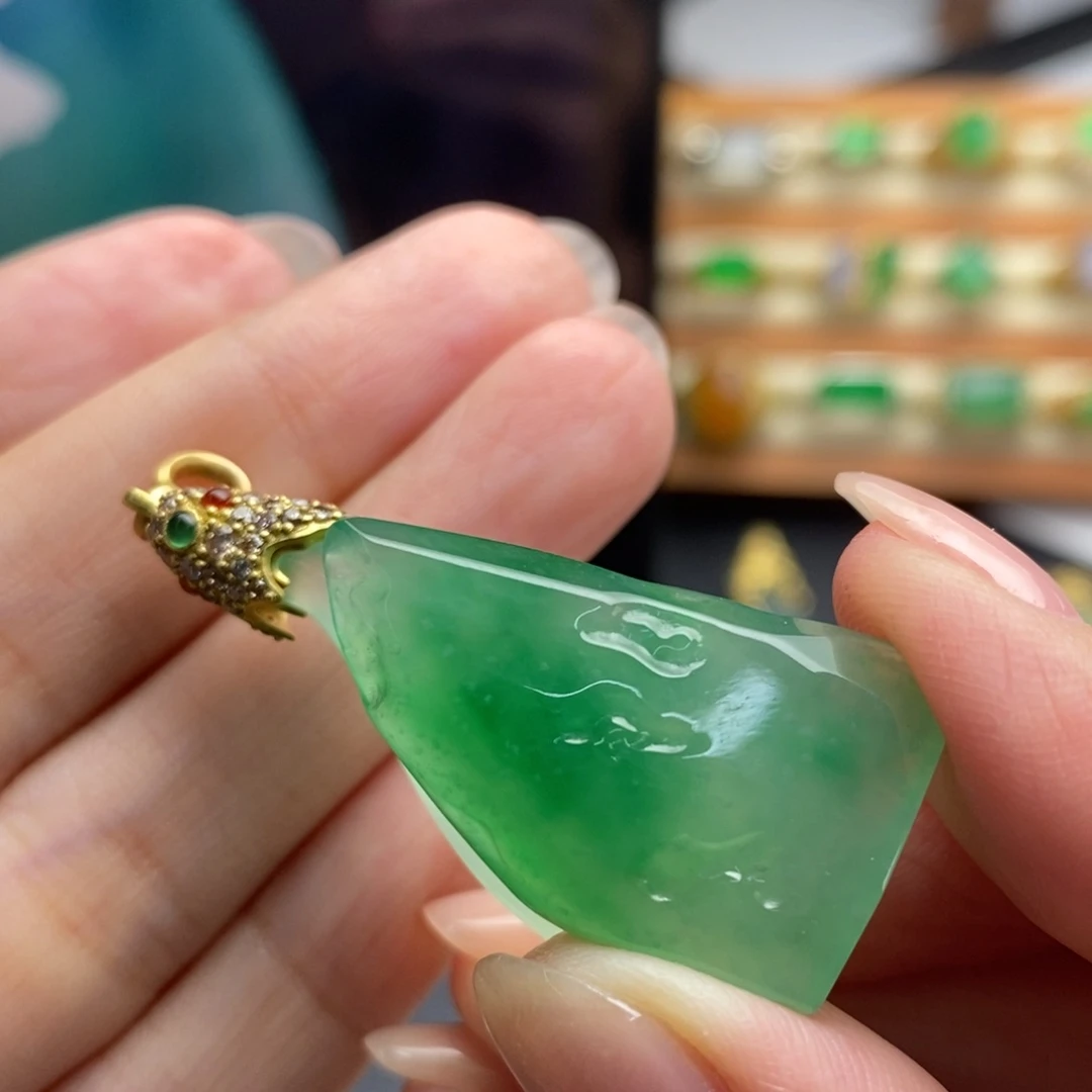 定制翡翠未镶嵌阳绿色花随形