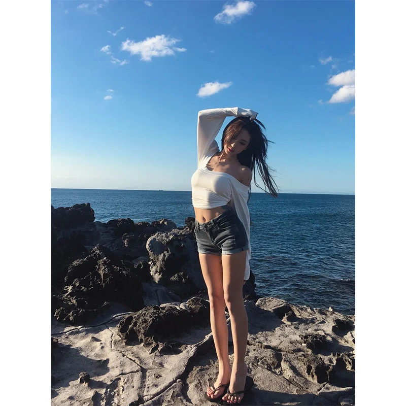 纯欲穿搭设计小众海边度假房时尚洋气白色一字肩长袖上衣高腰短裤