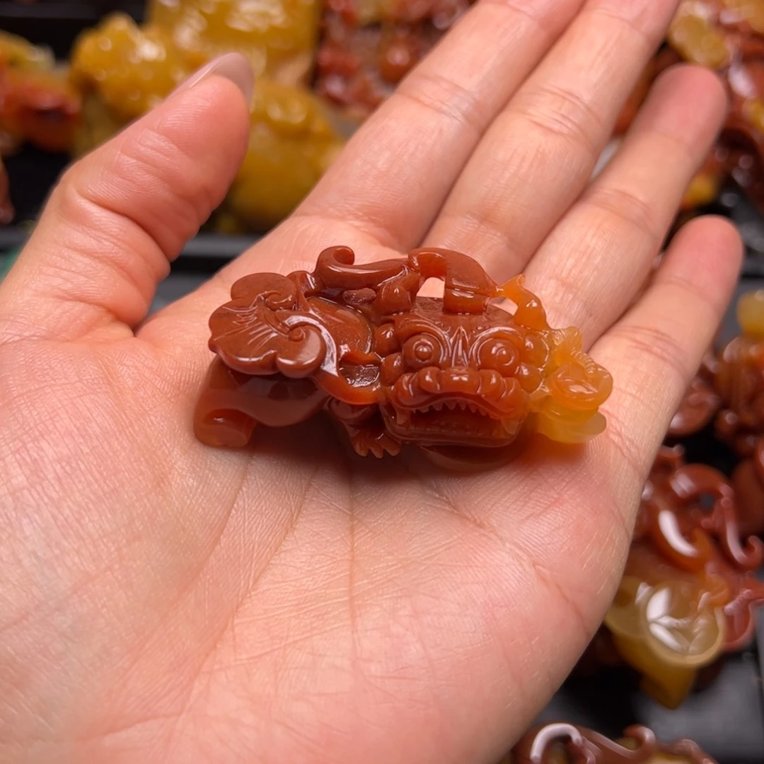 彪***人石英质玉（黄龙玉）未镶嵌颈饰