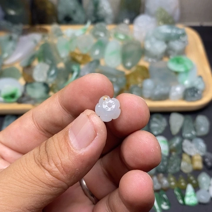 多***进颈饰未镶嵌翡翠莲花珠