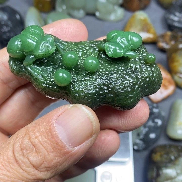 和田玉未镶嵌把件