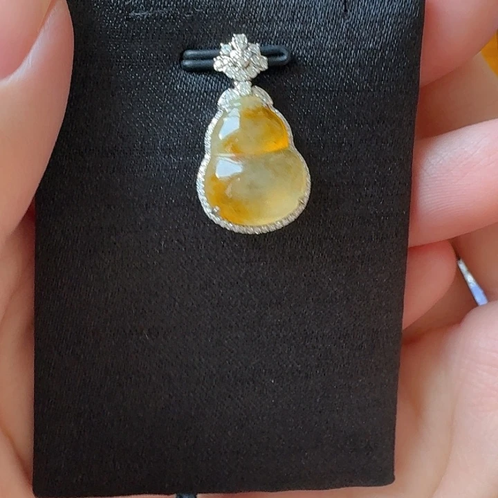 翡翠18K金镶嵌颈饰吊坠