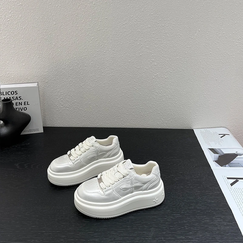 2025秋季新款厚底真皮松糕鞋女6cm小个子休闲百搭时尚板鞋小白鞋