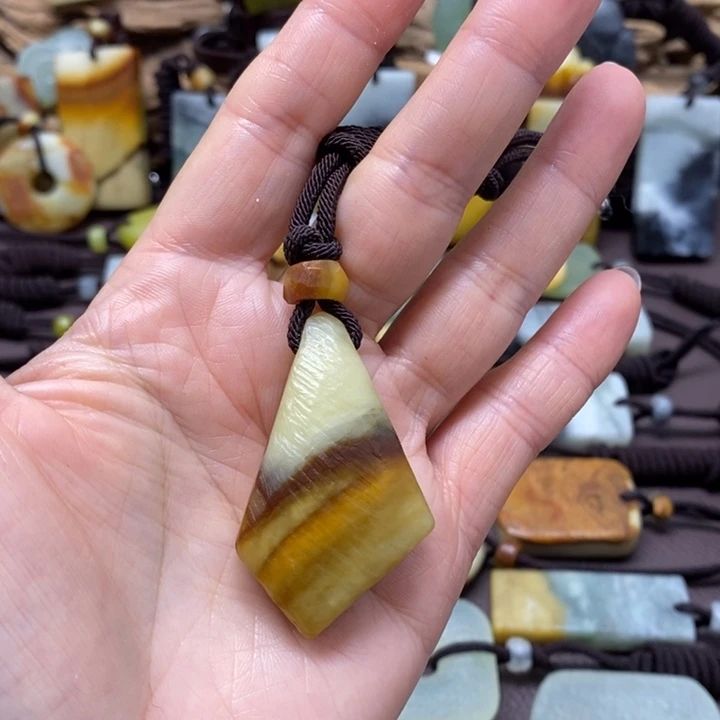 蛇纹石玉未镶嵌颈饰