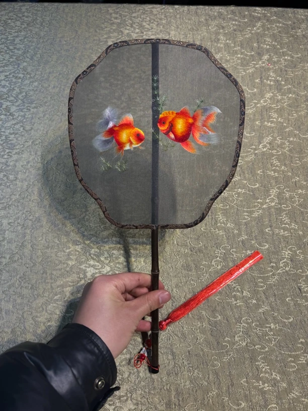 手工刺绣鸿运当头宋锦扇子