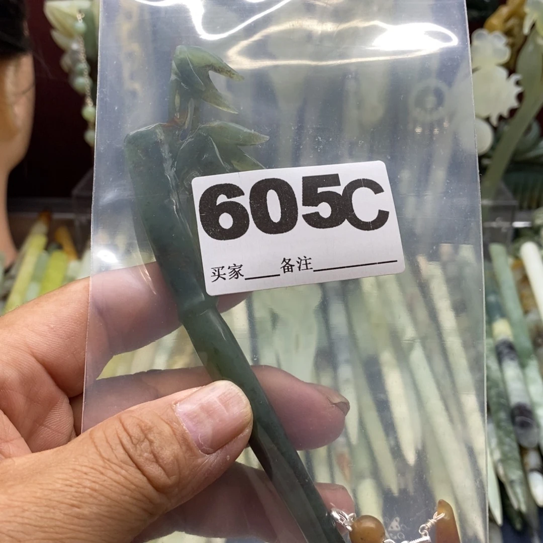透闪石-蛇纹石玉发饰未镶嵌云*