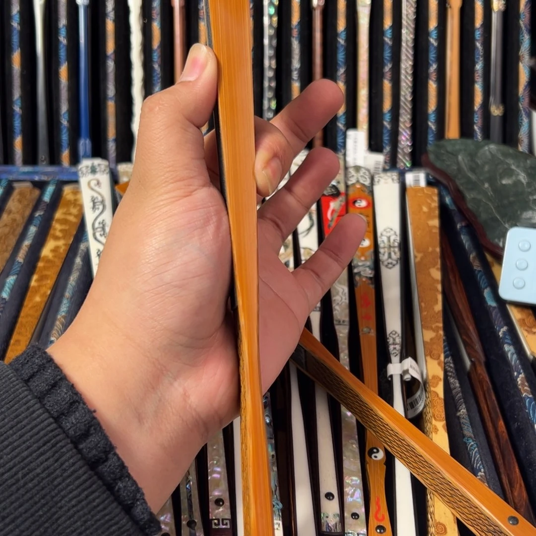 小***哥扇子扇子的设计非常精致