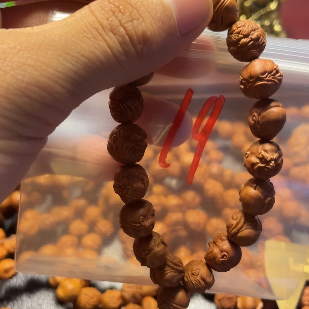 龙纹桃核雕刻瑕疵恶僧