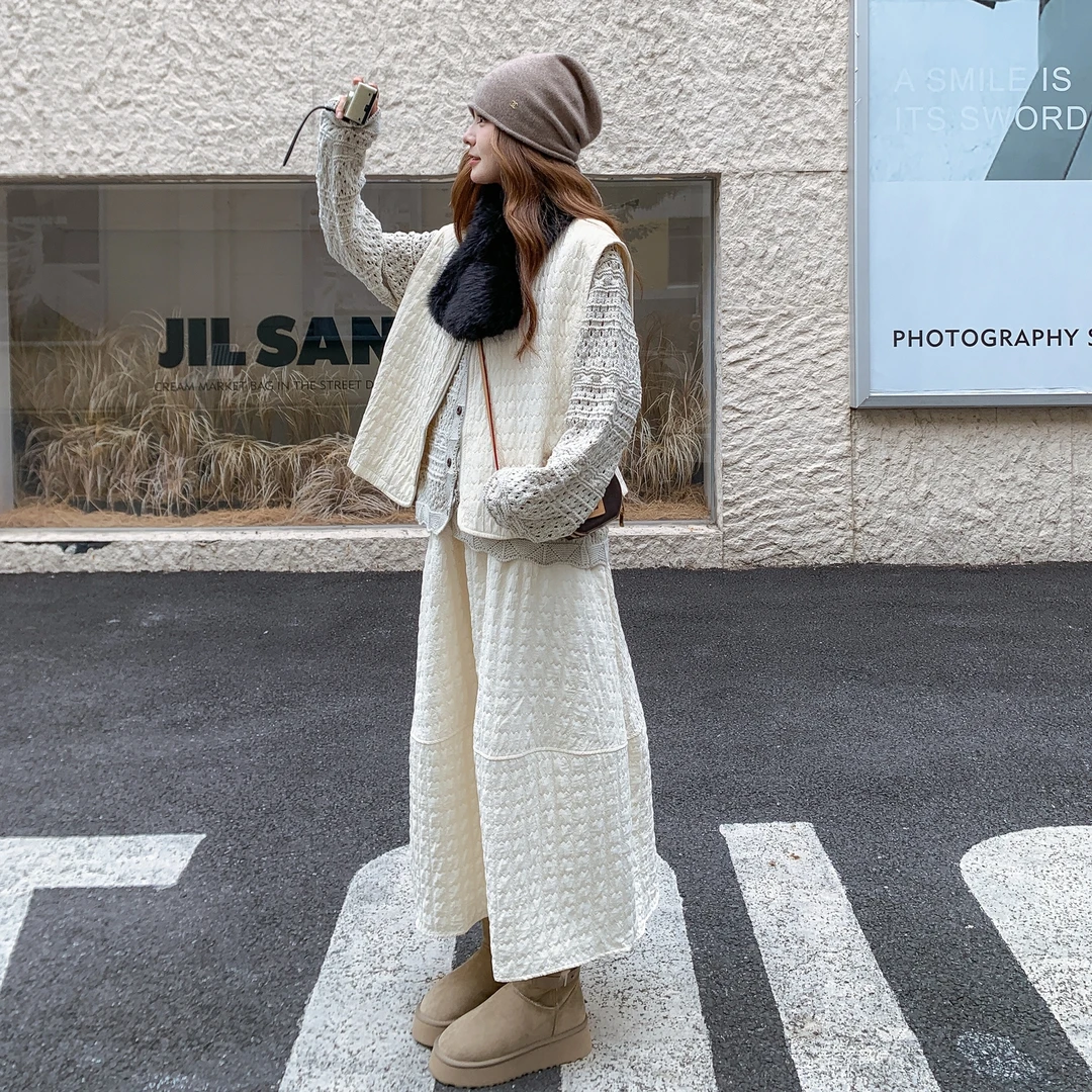 米白色棉马甲半身裙套装女2025秋冬新款慵懒松弛感穿搭配黑色毛领