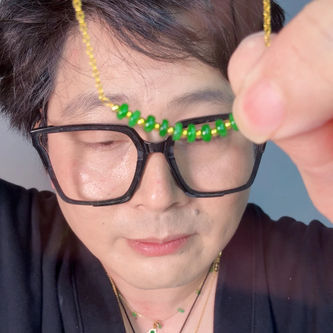 翡翠未镶嵌颈饰一件