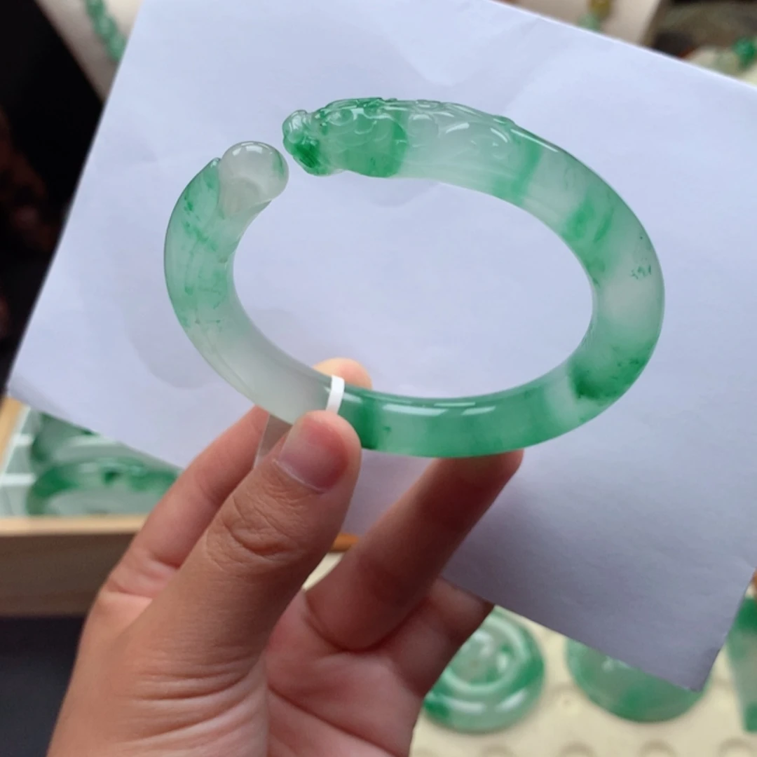 【闪购商品】未镶嵌手镯石英质玉