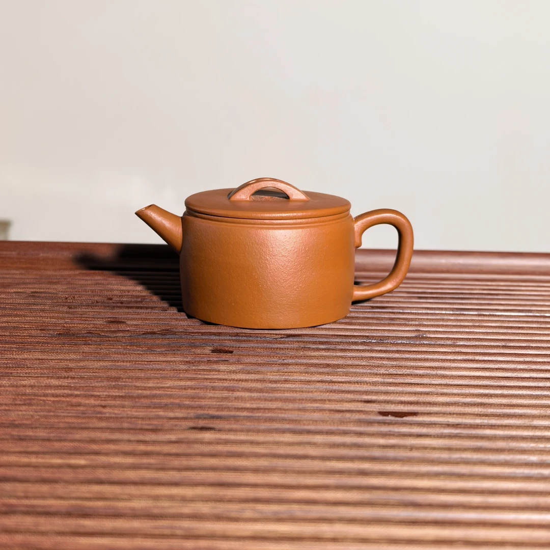 朱泥汉瓦壶，宜兴民间手艺人作，半手工120cc