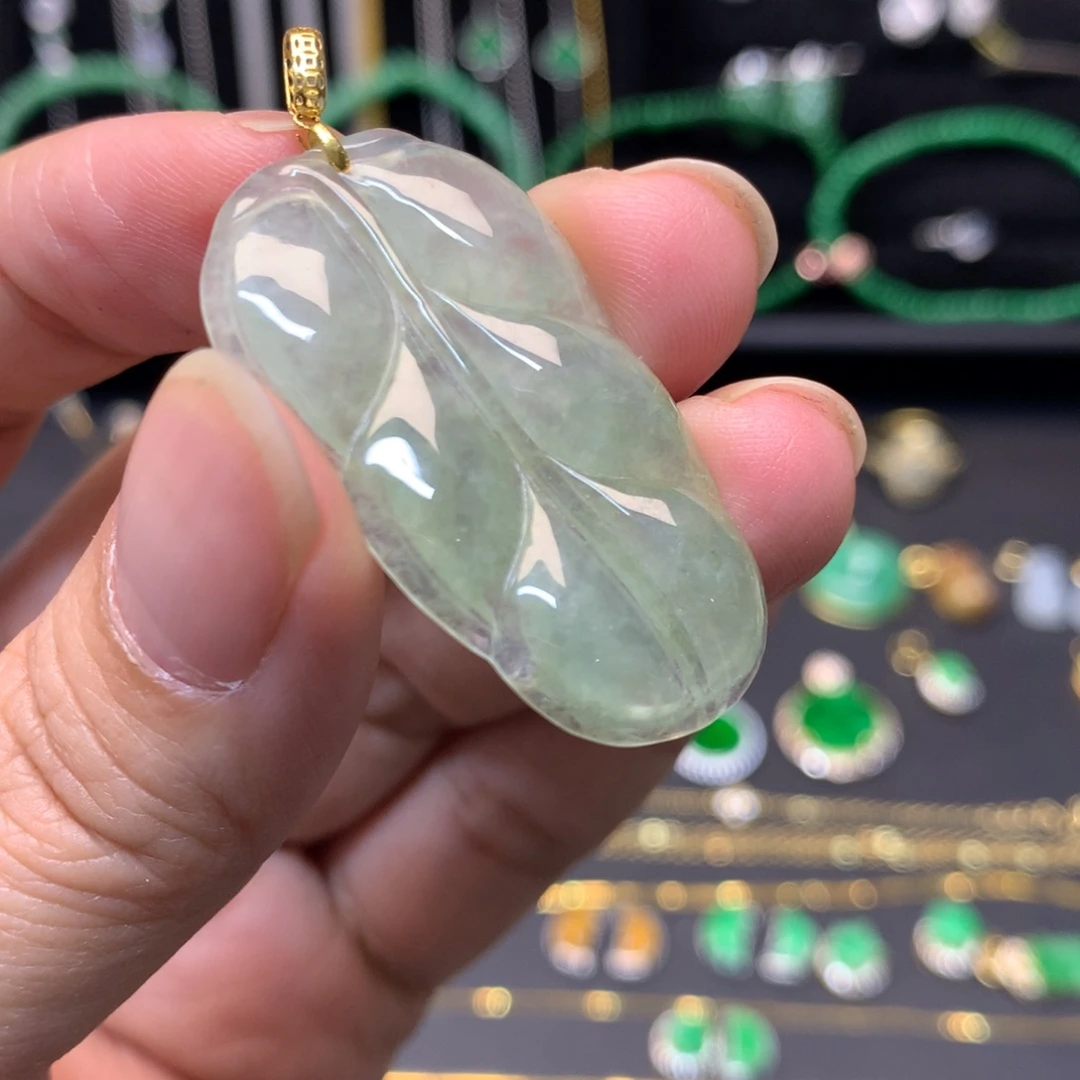 翡翠18K金镶嵌颈饰有纹