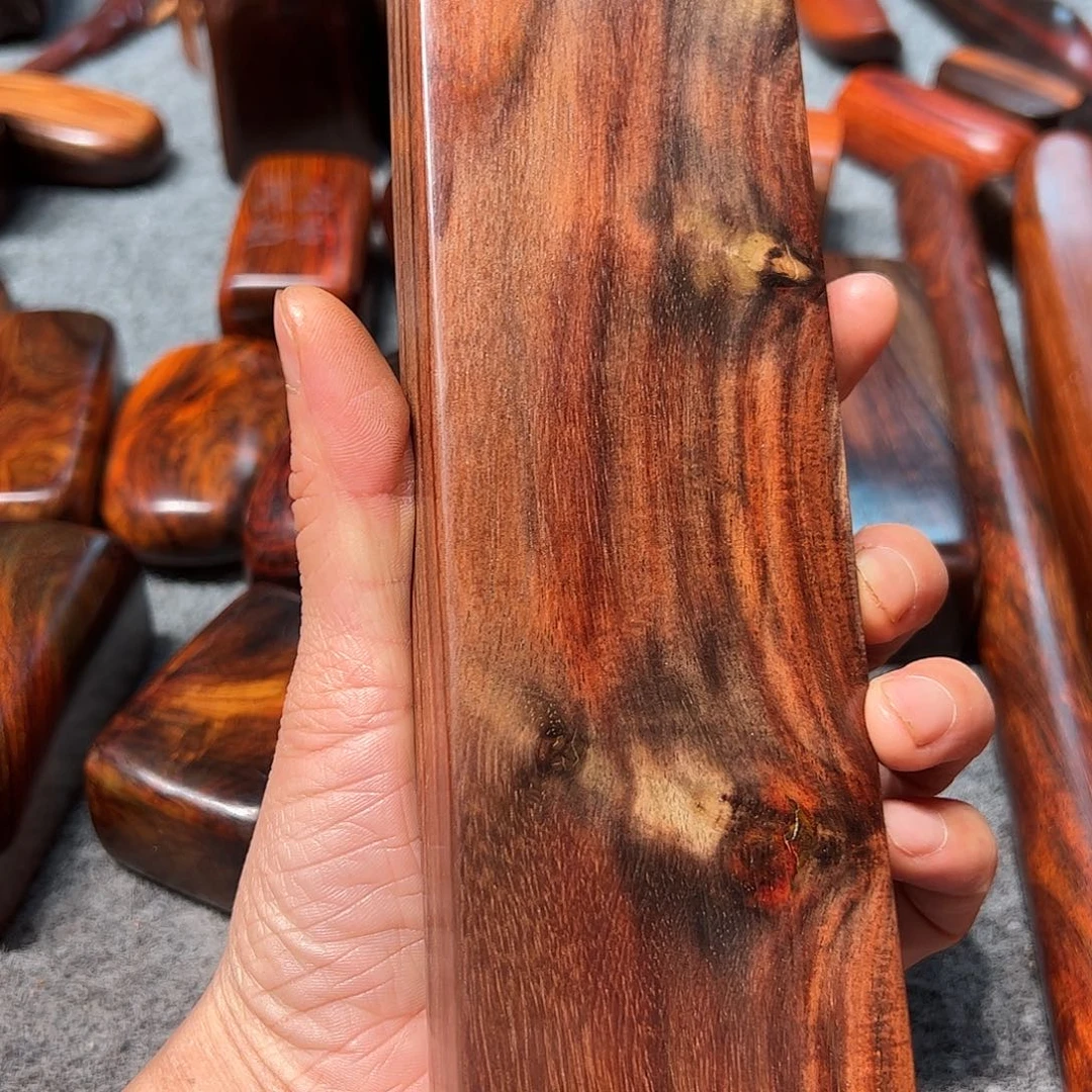 交趾黄檀（大红酸枝）m****然