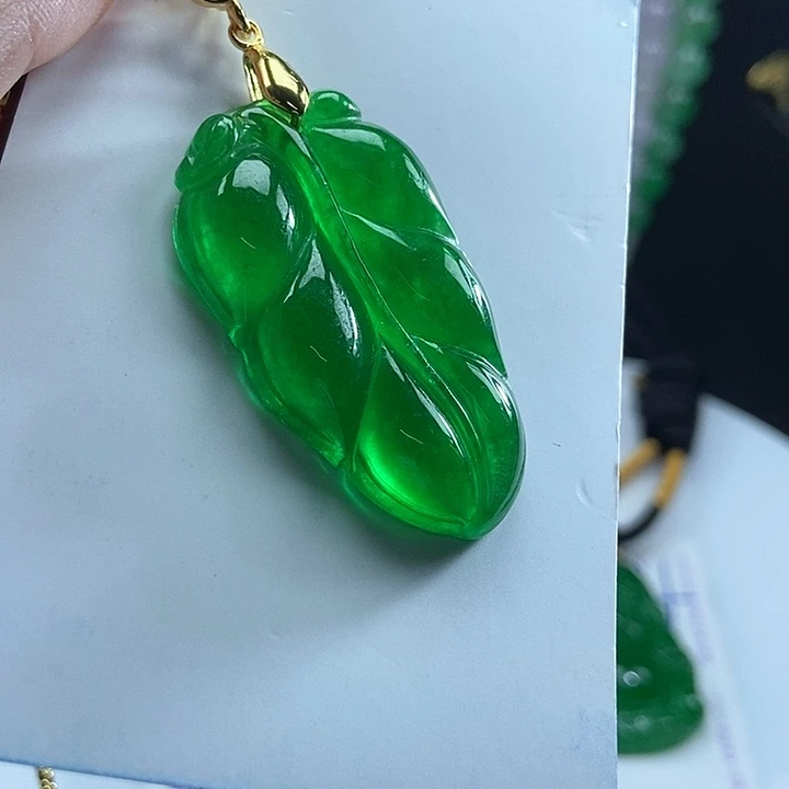 翡翠未镶嵌吊坠(赠链)