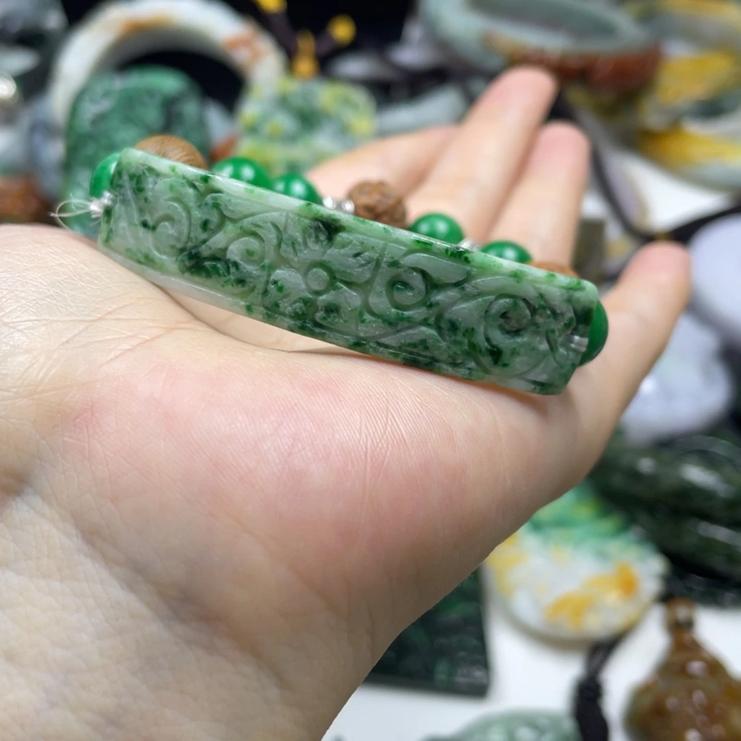 翡翠未镶嵌项圈乖*?牌子