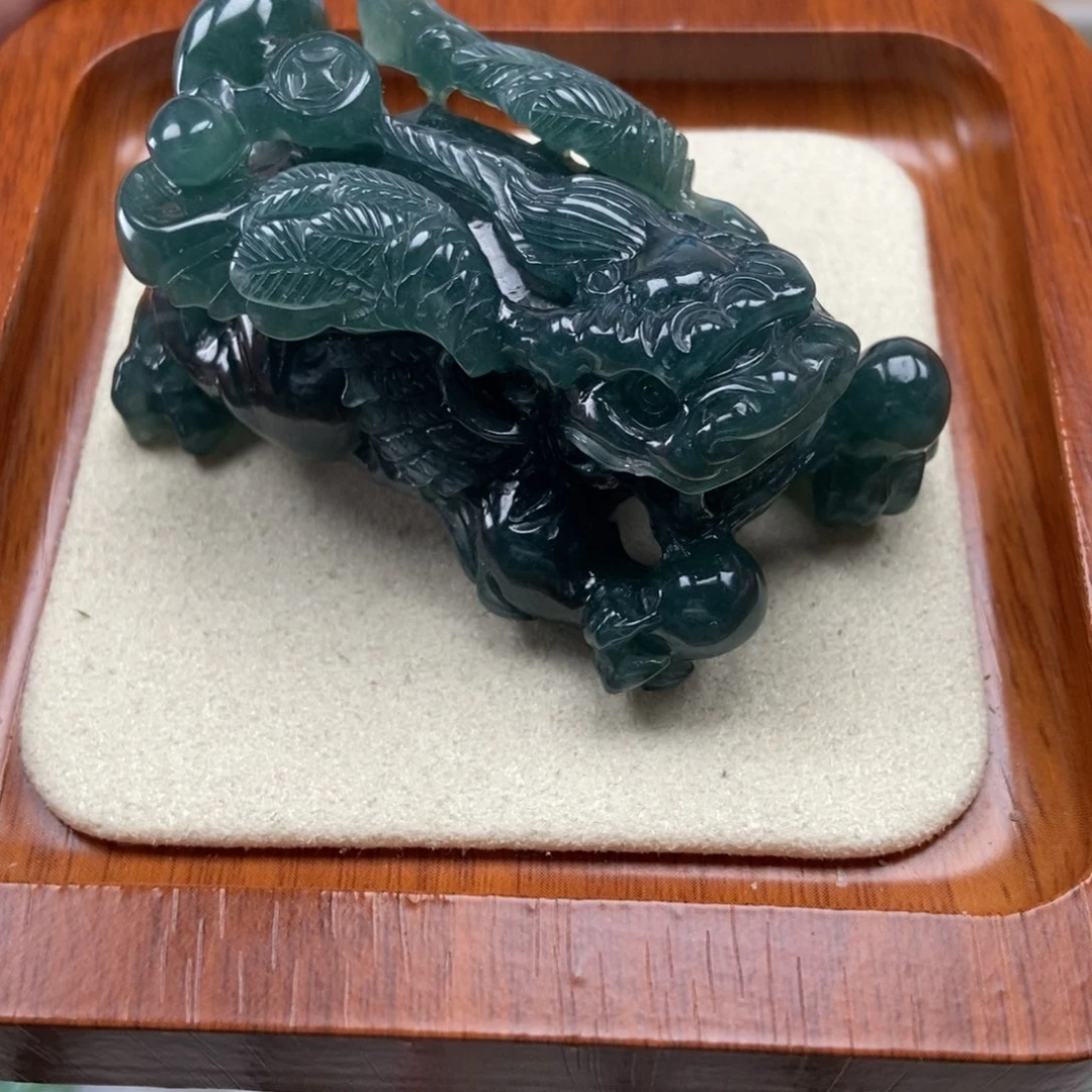 翡翠未镶嵌颈饰飞天貔貅挂件