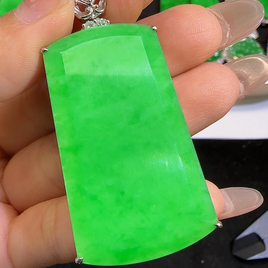 翡翠颈饰18K金镶嵌月*月无事牌