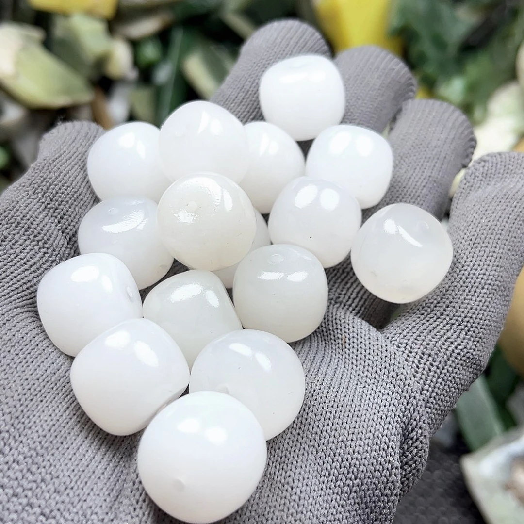 颈饰未镶嵌石英岩玉