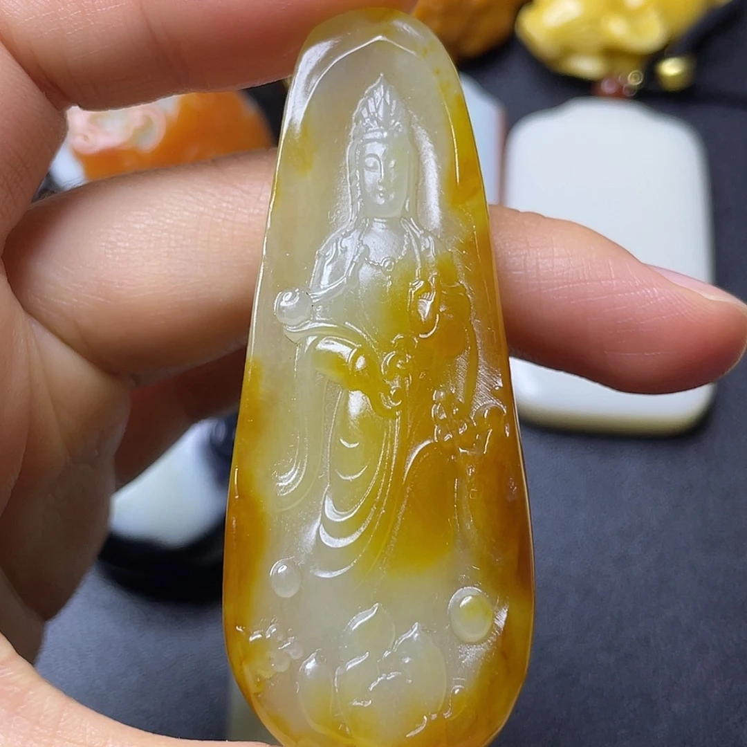 淡***。颈饰未镶嵌和田玉