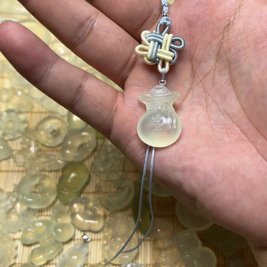 延***馨岫玉未镶嵌颈饰吊坠