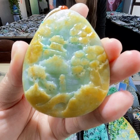 翡翠未镶嵌颈饰一个