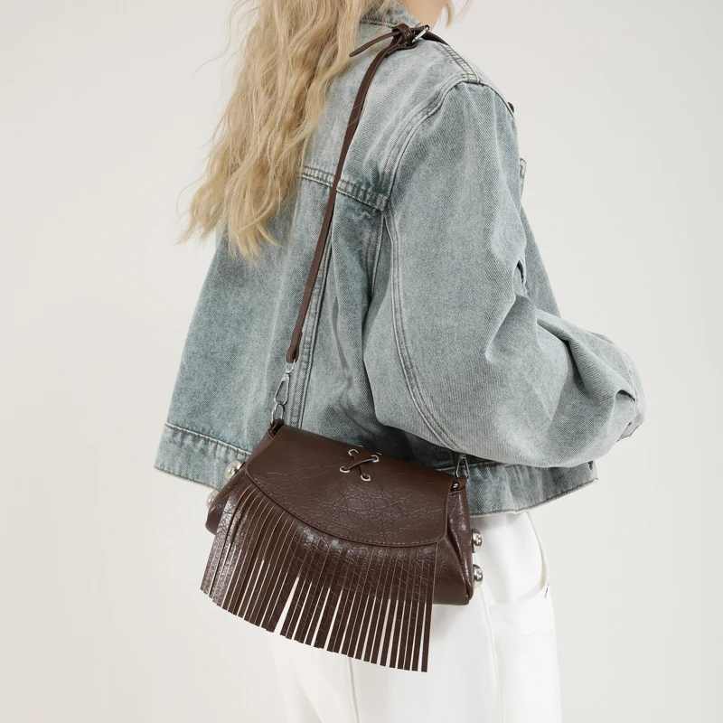 方形单肩流苏斜挎包肩包简约黑色复古女士小众斜挎包包女包