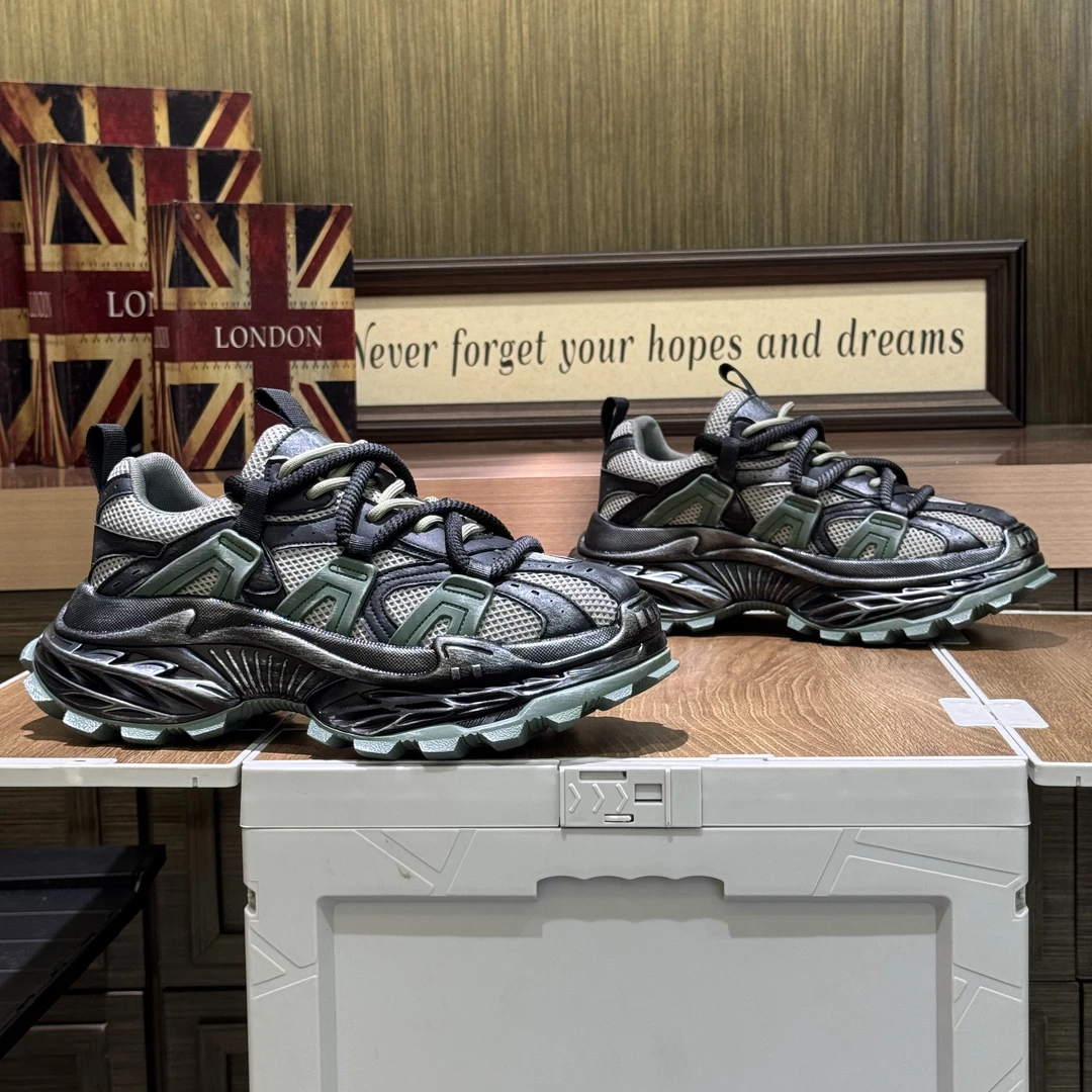 2025秋季新款厚底低邦时尚百塔气质款男士休闲潮鞋（偏大一码）