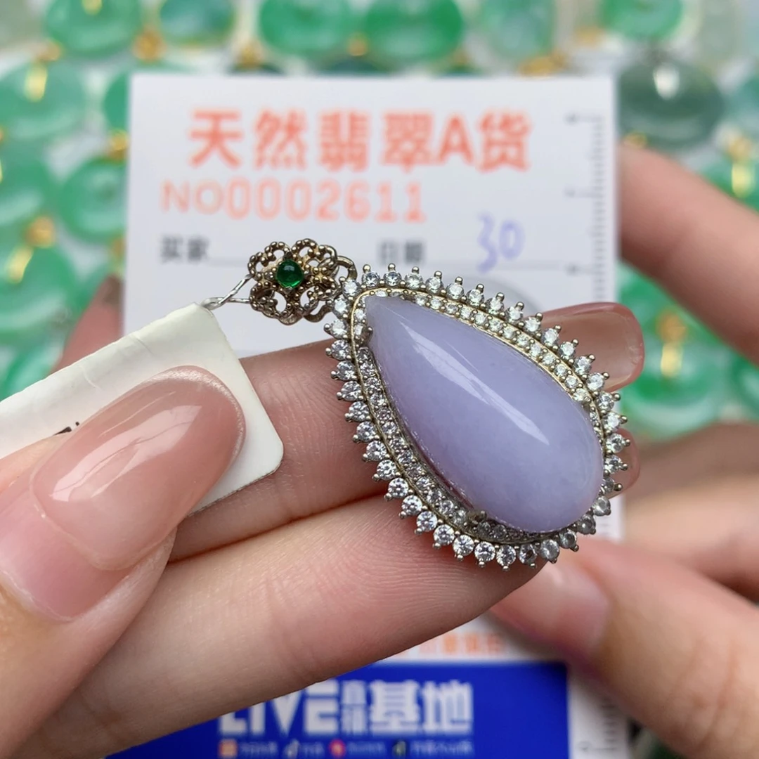 翡翠未镶嵌颈饰水滴