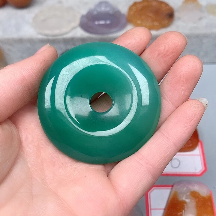 玛瑙/玉髓颈饰未镶嵌蝴**儀