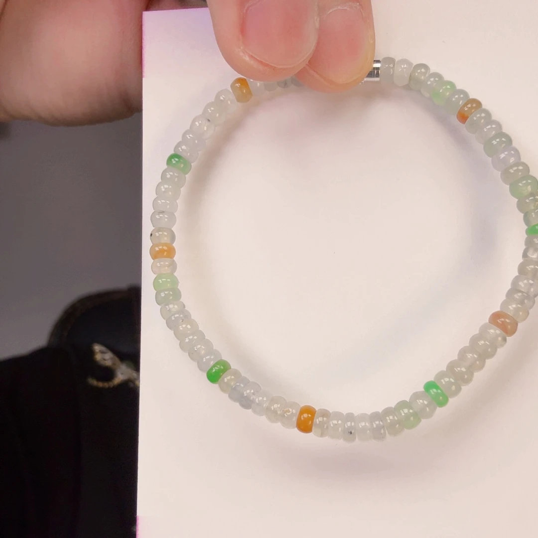 翡翠未镶嵌颈饰一件