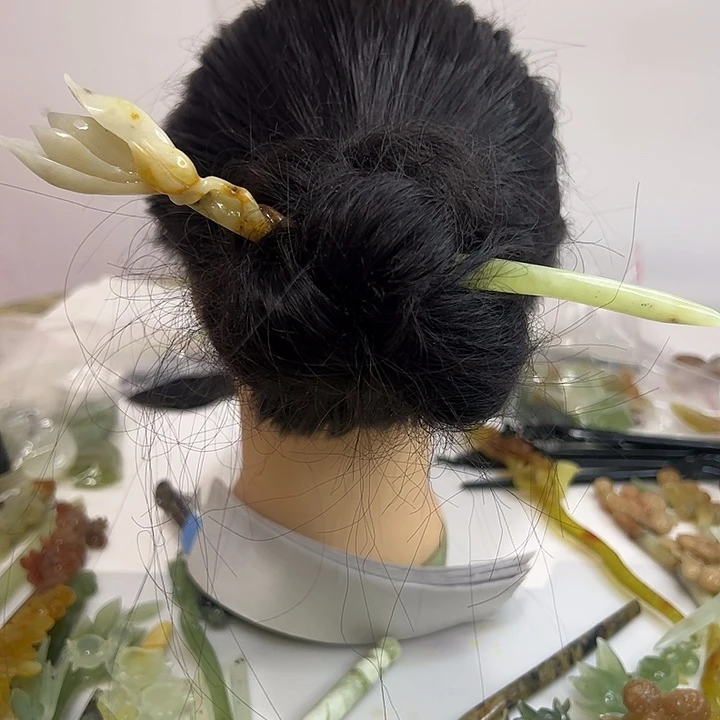 白***予未镶嵌蛇纹石玉发饰