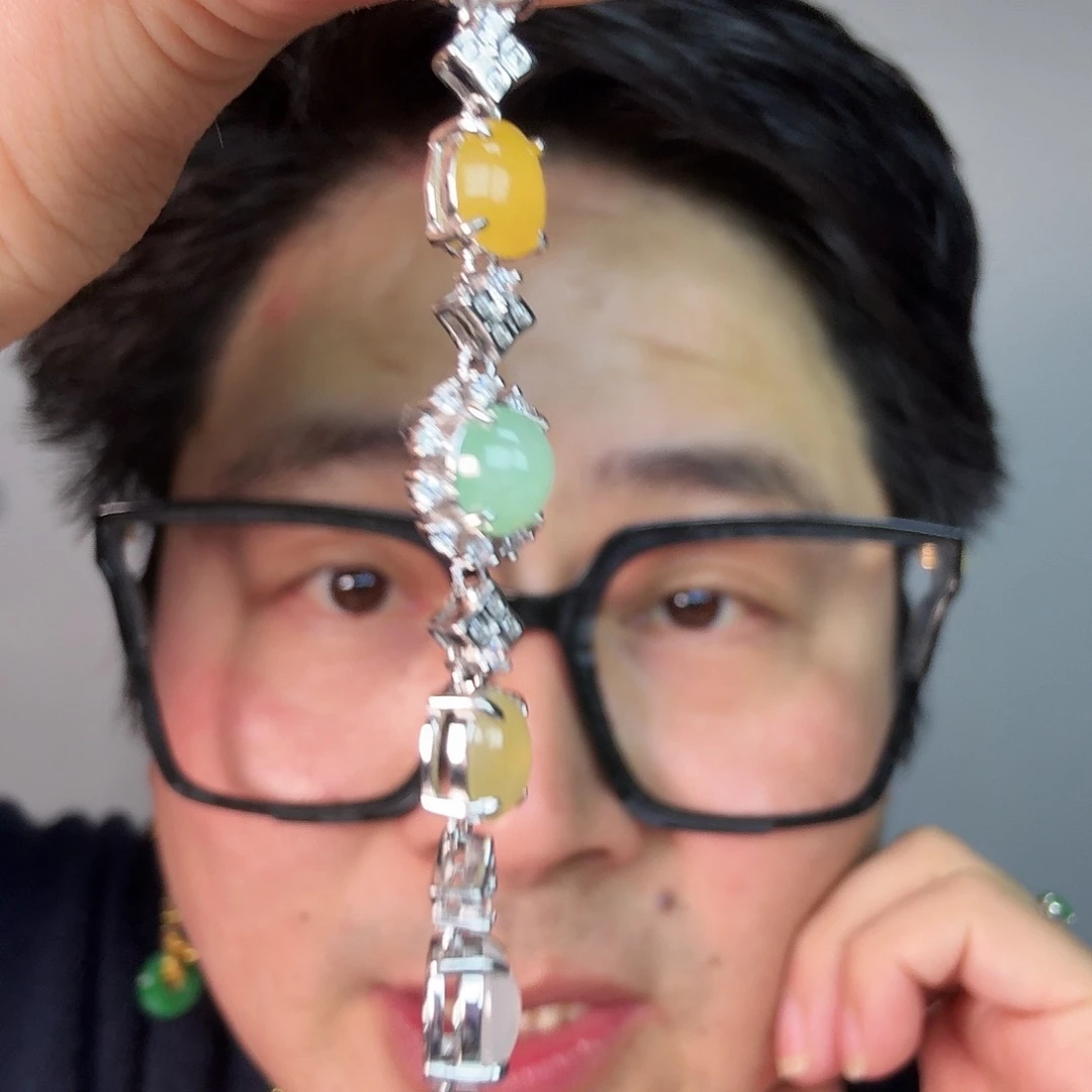 翡翠未镶嵌颈饰一件