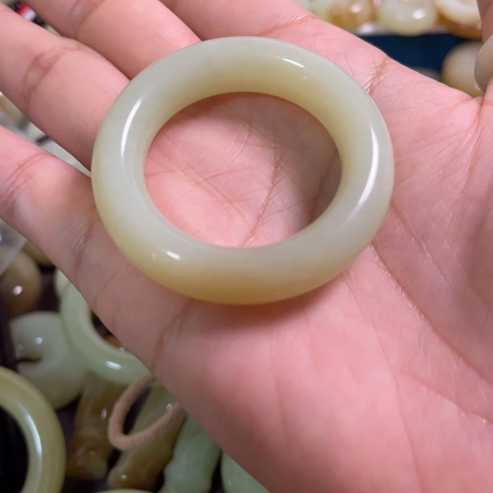 梅***慢和田玉未镶嵌颈饰