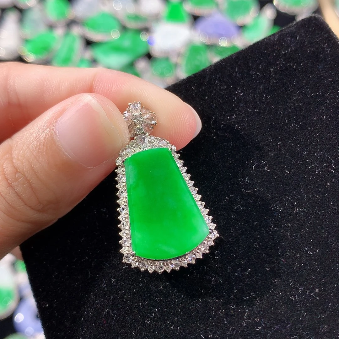 翡翠18K金镶嵌颈饰