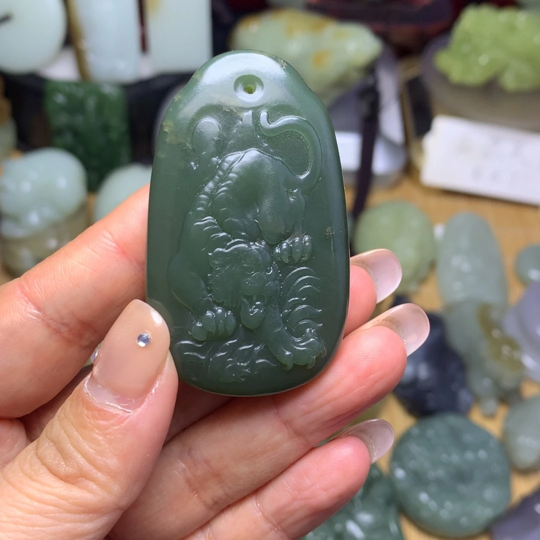 和田玉未镶嵌把件