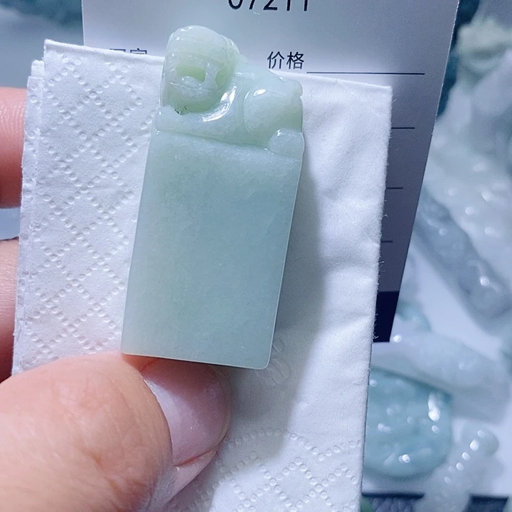 翡翠未镶嵌颈饰一