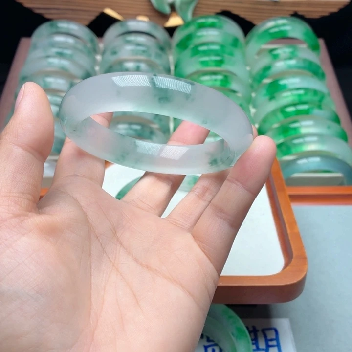 往***生石英质玉未镶嵌手镯