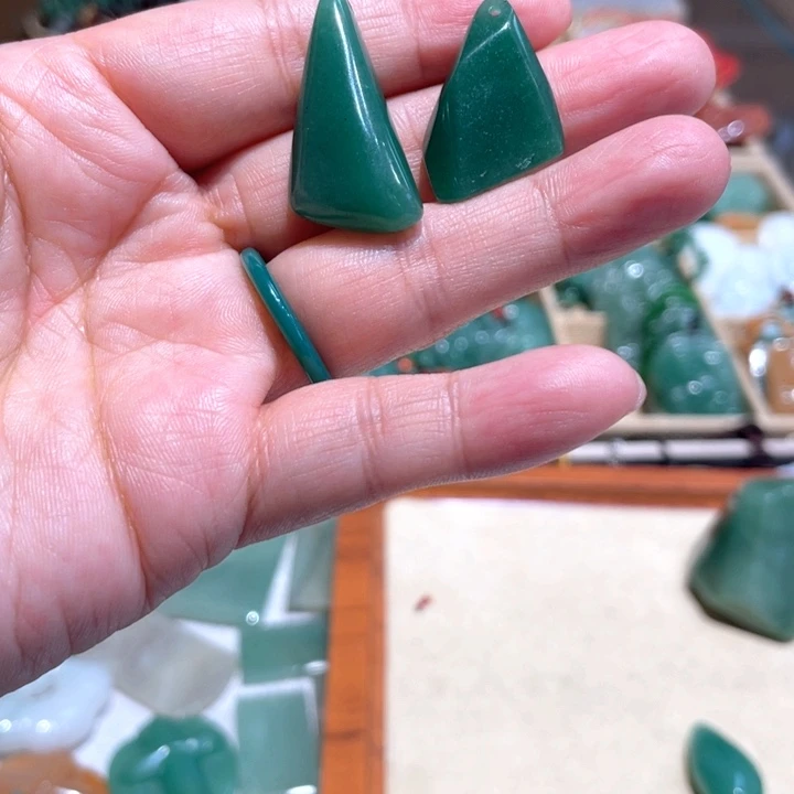 石英质玉未镶嵌颈饰