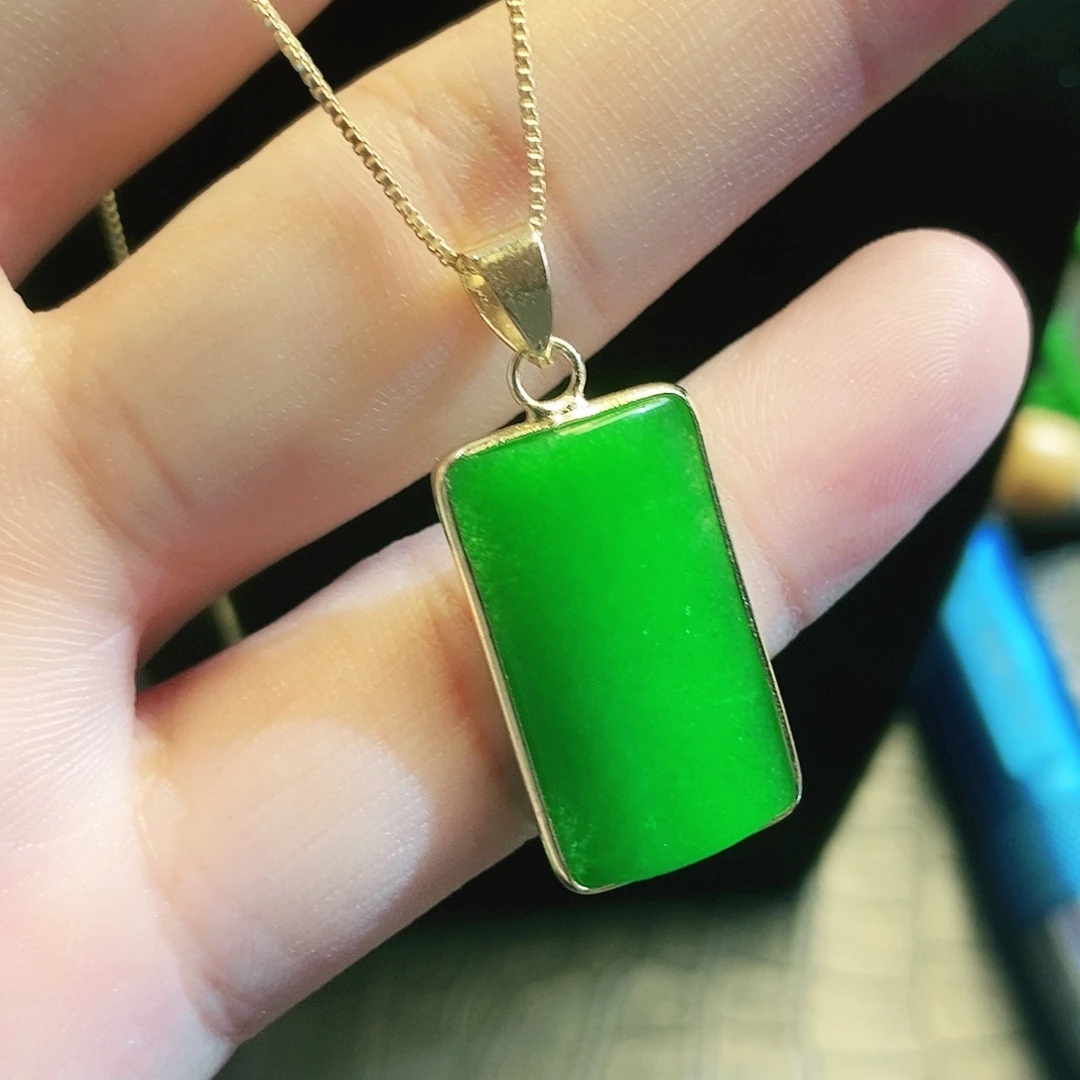 颈饰18K金镶嵌翡翠