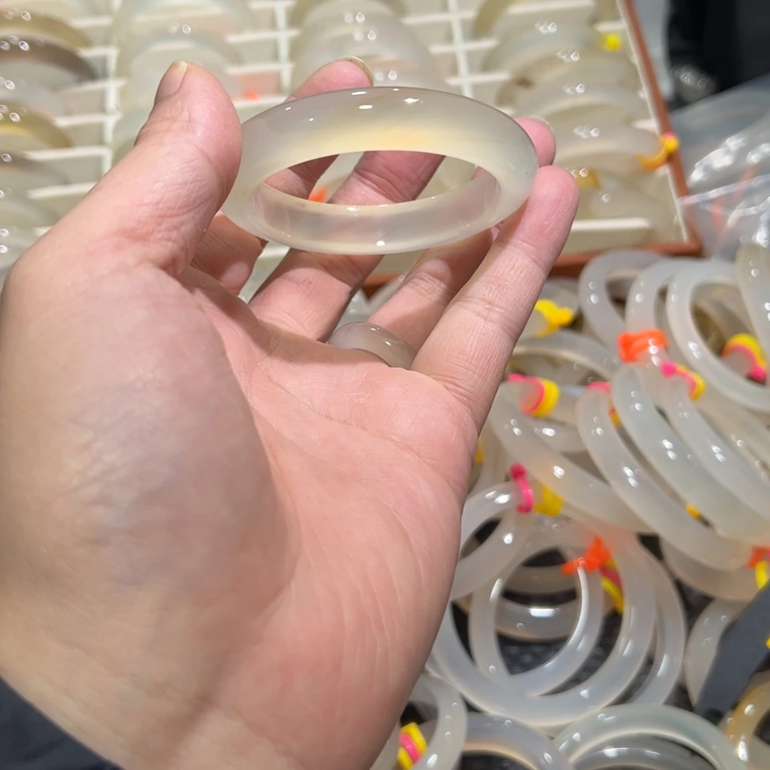 玛瑙/玉髓未镶嵌手镯54圈有包容48