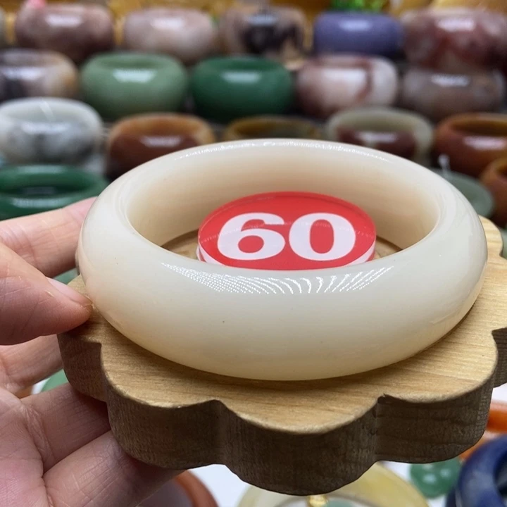 未镶嵌手镯石英质玉