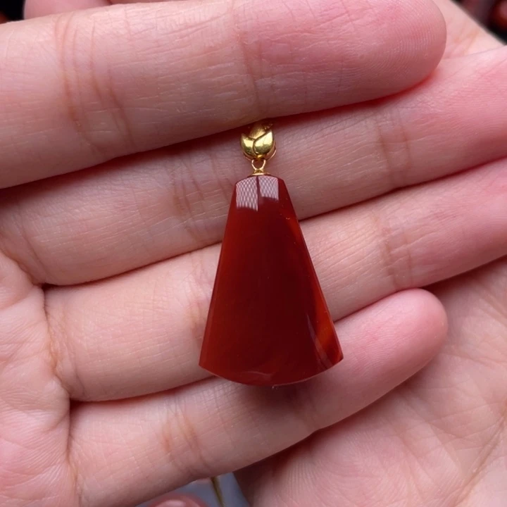 南红玛瑙18K金镶嵌珠宝奇石扇形吊坠