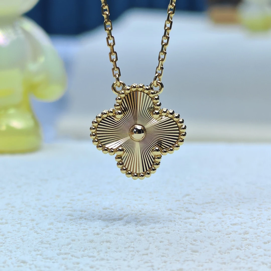 时尚 轻奢 18K金 浅金黄 镭射车花项链15mm金色镶嵌中古经典双面