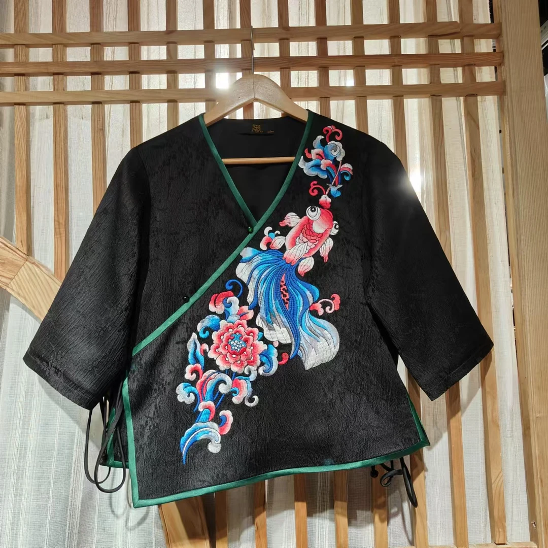 凤徕兮私人定制黑底红蓝色鱼花刺绣斜襟系带短上衣（LS297-2）