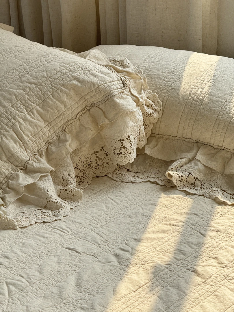 CJHong.云之遥床盖 双层蕾丝荷叶花边款绗缝夹棉雨露麻棉三件套